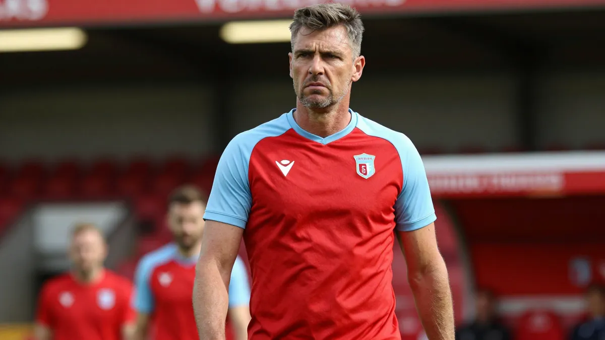 Crewe Alexandra opt against signing Northern Ireland international Colin Murdock from Hibernian